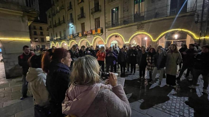 Una moment de la lectura del manifest a la Plaça del Vi de Girona ahir al vespre. | JESÚS BADENES