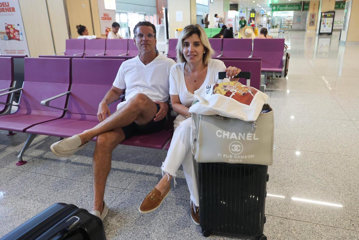 Cecilia, juanto a su marido, en el aeropuerto de Ibiza