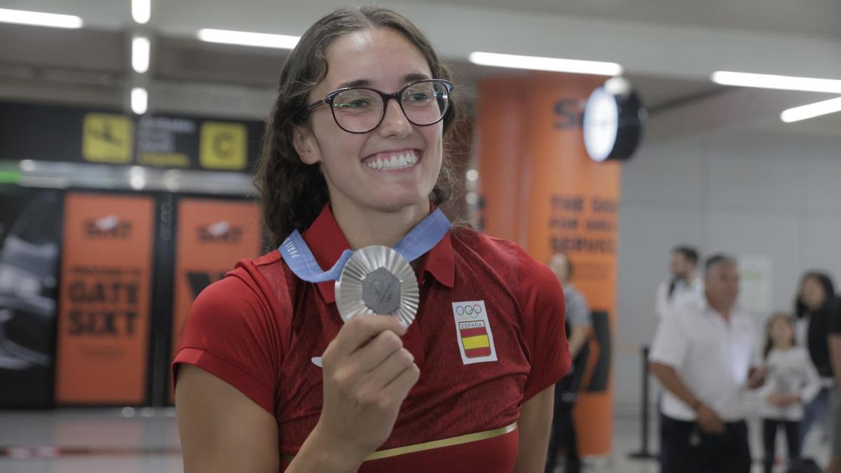 VÍDEO | Emotivo recibimiento a Juana Camilión en el aeropuerto de Palma tras lograr la plata en los Juegos de Paris