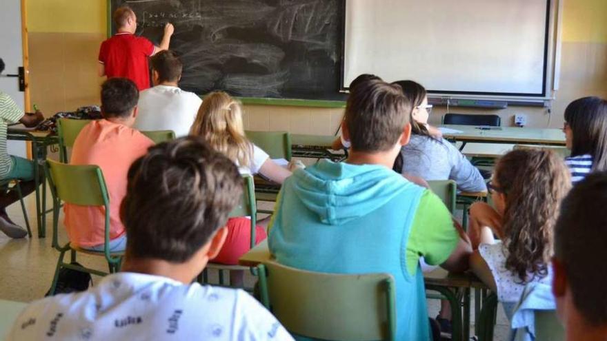 Varios alumnos atienden a su profesor en un aula de la provincia.