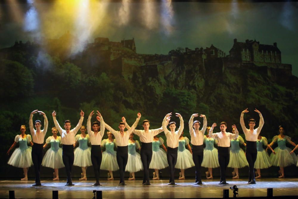 El Teatro Cervantes acoge la versión escénica de Alicia en el país de las maravillas y El lago de los cisnes, este último coreografiado por Valentina Letova