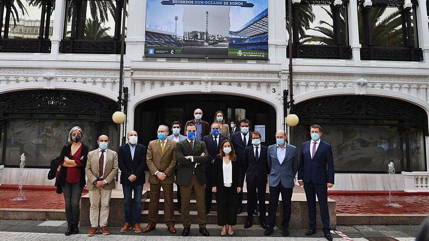 La alcaldesa, miembros del consejo del Dépor y concejales de A Coruña, delante del Kiosko Alfonso.