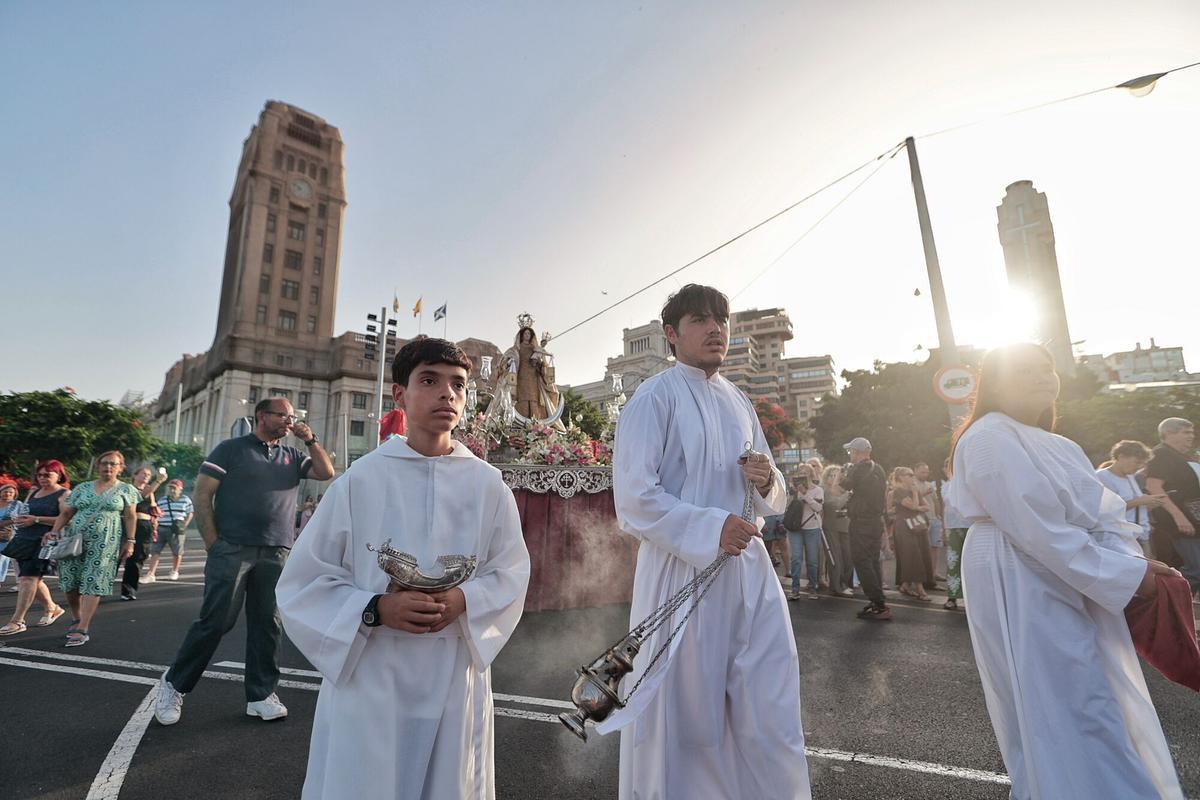 Procesión marítimo-terrestre de la Virgen del Carmen en Santa Cruz