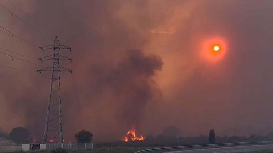 Més de mig miler de Bombers treballen per apagar un incendi forestal al Rosselló que hauria cremat més de 500 hectàrees