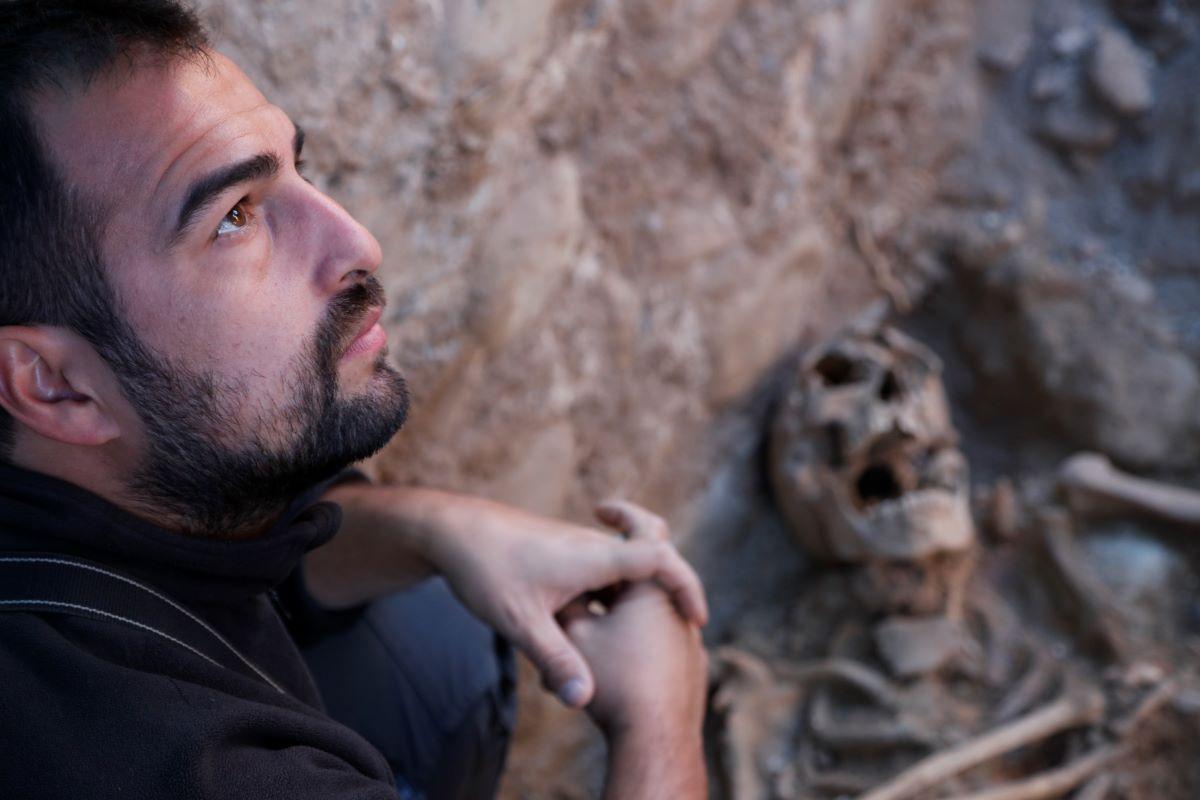 René Pacheco en una exhumació al Cementiri Ponferrada.