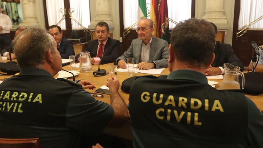 Francisco de la Torre y Antonio Sanz, durante la reunión de seguridad celebrada en el ayuntamiento.