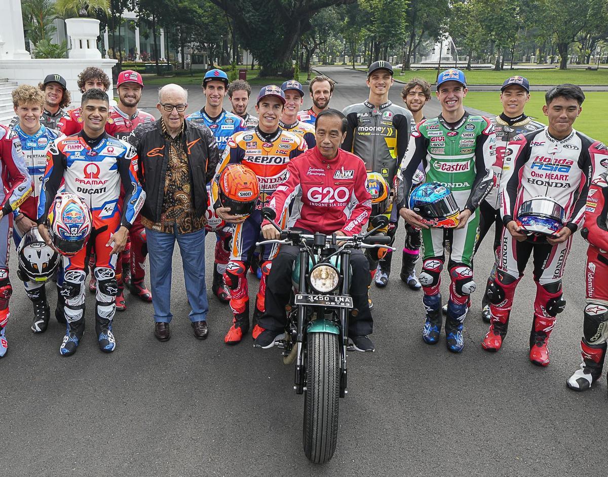 Joko Widodo, presidente de Indonesia, posa con Carmelo Ezpeleta y un numeroso grupo de pilotos de MotoGP.