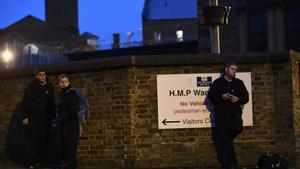 Prison guards stand outside Wandsworth Reform Prison during an unofficial strike to protest against staffing levels and health and safety issues, in London, Britain, November 15, 2016. REUTERS/Dylan Martinez
