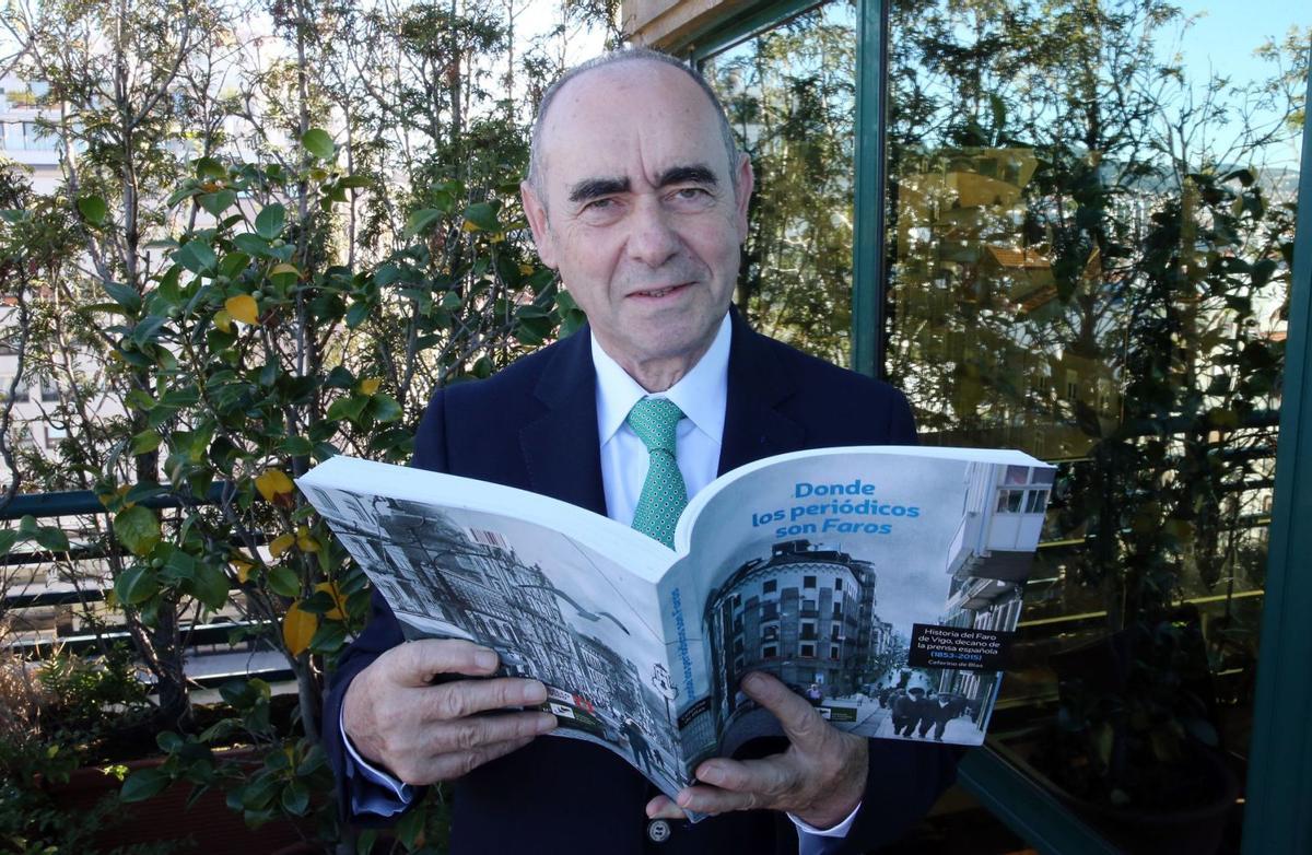 Ceferino de Blas, en 2017, con uno de sus libros. | Marta G. Brea