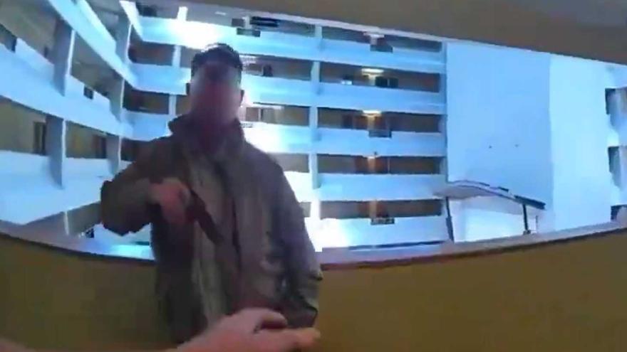 Vídeo | La policia mata a trets un pedòfil que havia citat dos menors en un hotel a Seattle