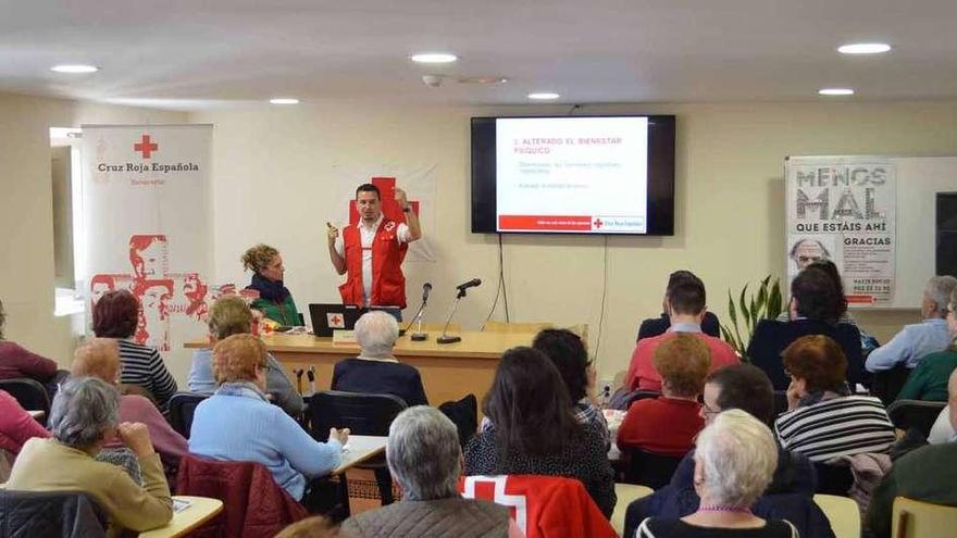 El responsable provincial de personas mayores de Cruz Roja explica el programa.