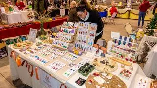 Tábara recupera el espíritu navideño: el mercado intergeneracional une a abuelos y nietos en torno a la artesanía