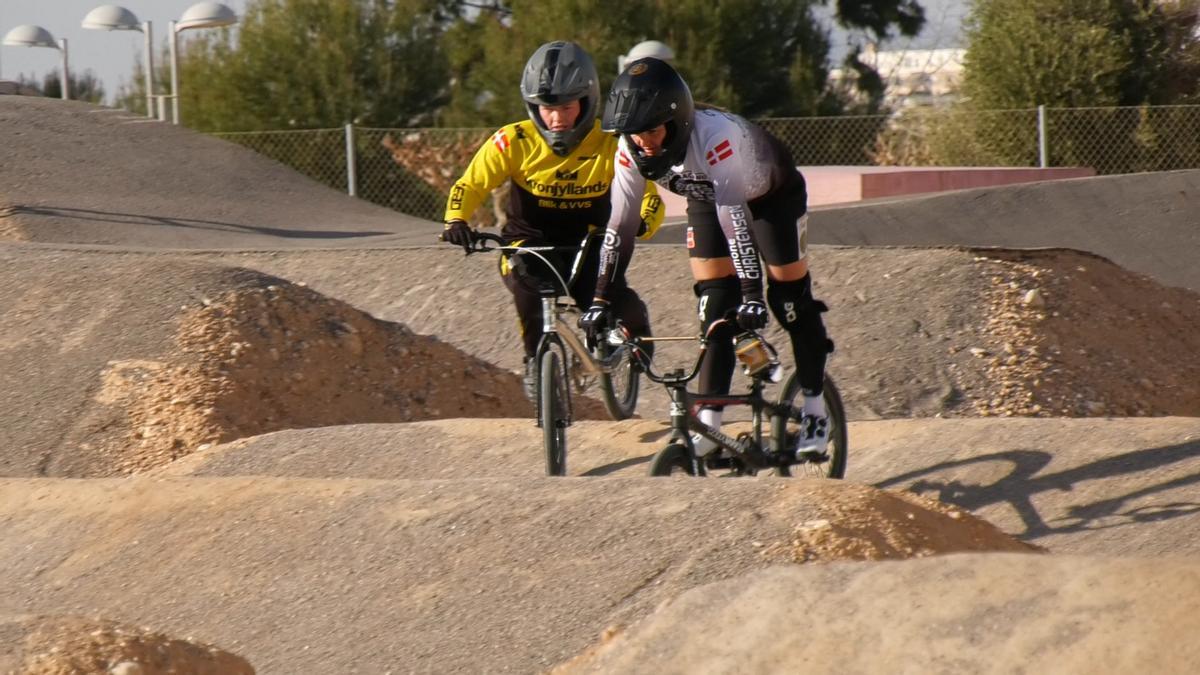 Un momento de los entrenamientos de los dos deportistas daneses de BMX en la UMH de Elche