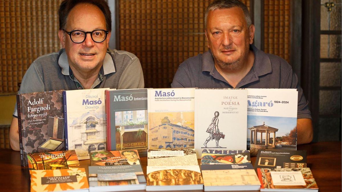 Jordi Falgàs, director de la Fundació Masó, amb l’editor d’Úrsula Llibres, Jordi Puig i tots els llibres publicats.