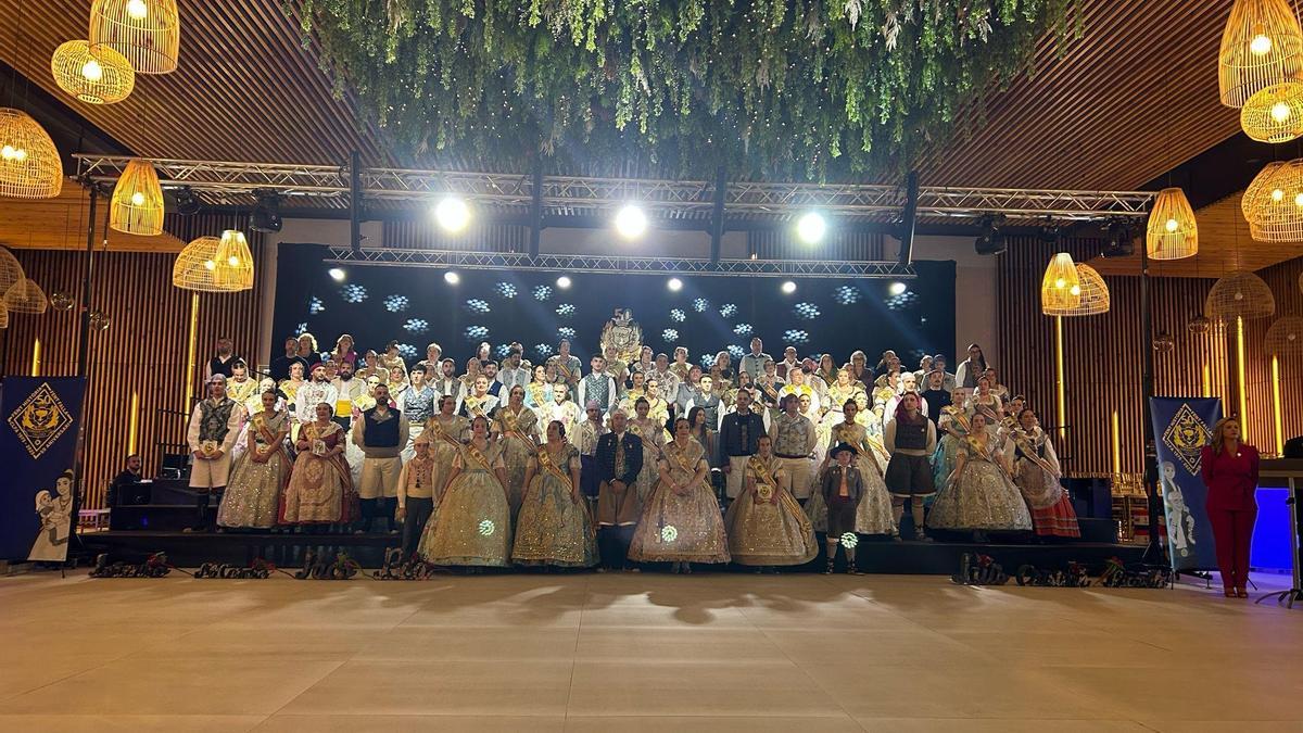Falleros y falleras de la comisión.