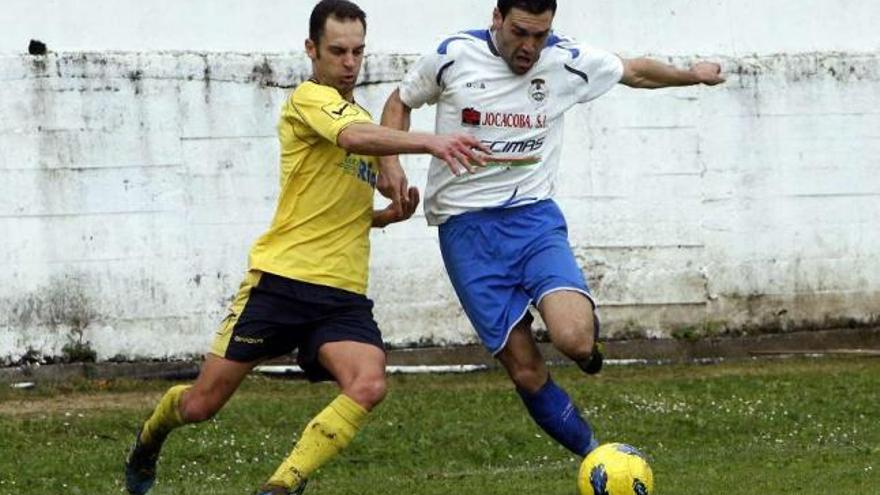 Un jugador del Gondomar conduce el balón, presionado por un futbolista del Sanxenxo. // Marta G. Brea