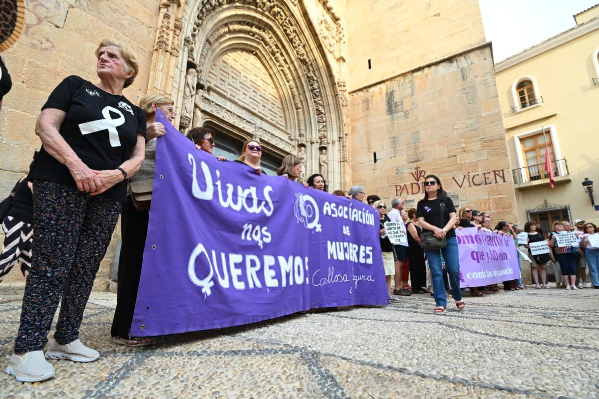 Minuto de silencio tras el crimen machista que ha acabado con la vida de Patricia en Callosa de Segura Minuto de silencio tras el crimen machista que ha acabado con la vida de Patricia en Callosa de Segura