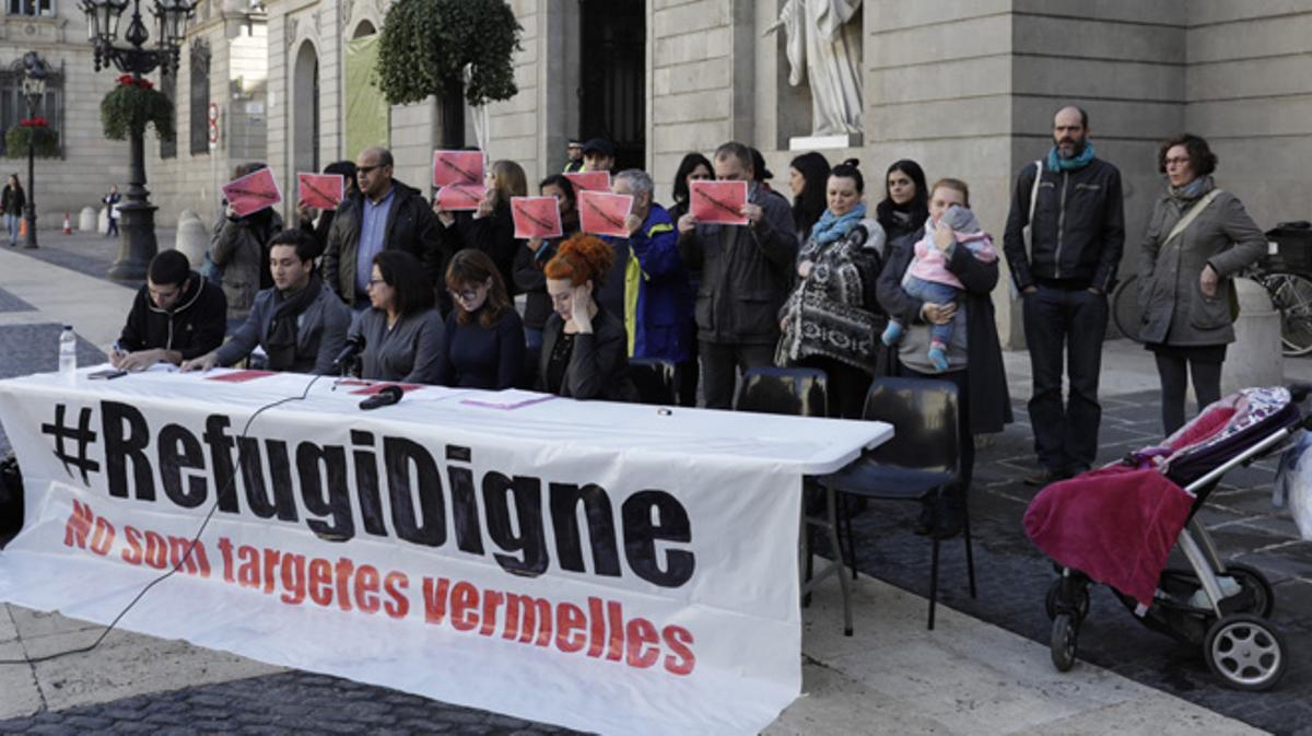 Roda de premsa a la plaça Sant Jaume per explicar les males condicions d’acollida que reben els refugiats.