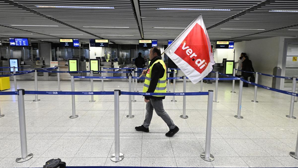 Ein Mitglied der Gewerkschaft Verdi- bei einem Streik am Flugfafen Düsseldorf am 27.1.2023