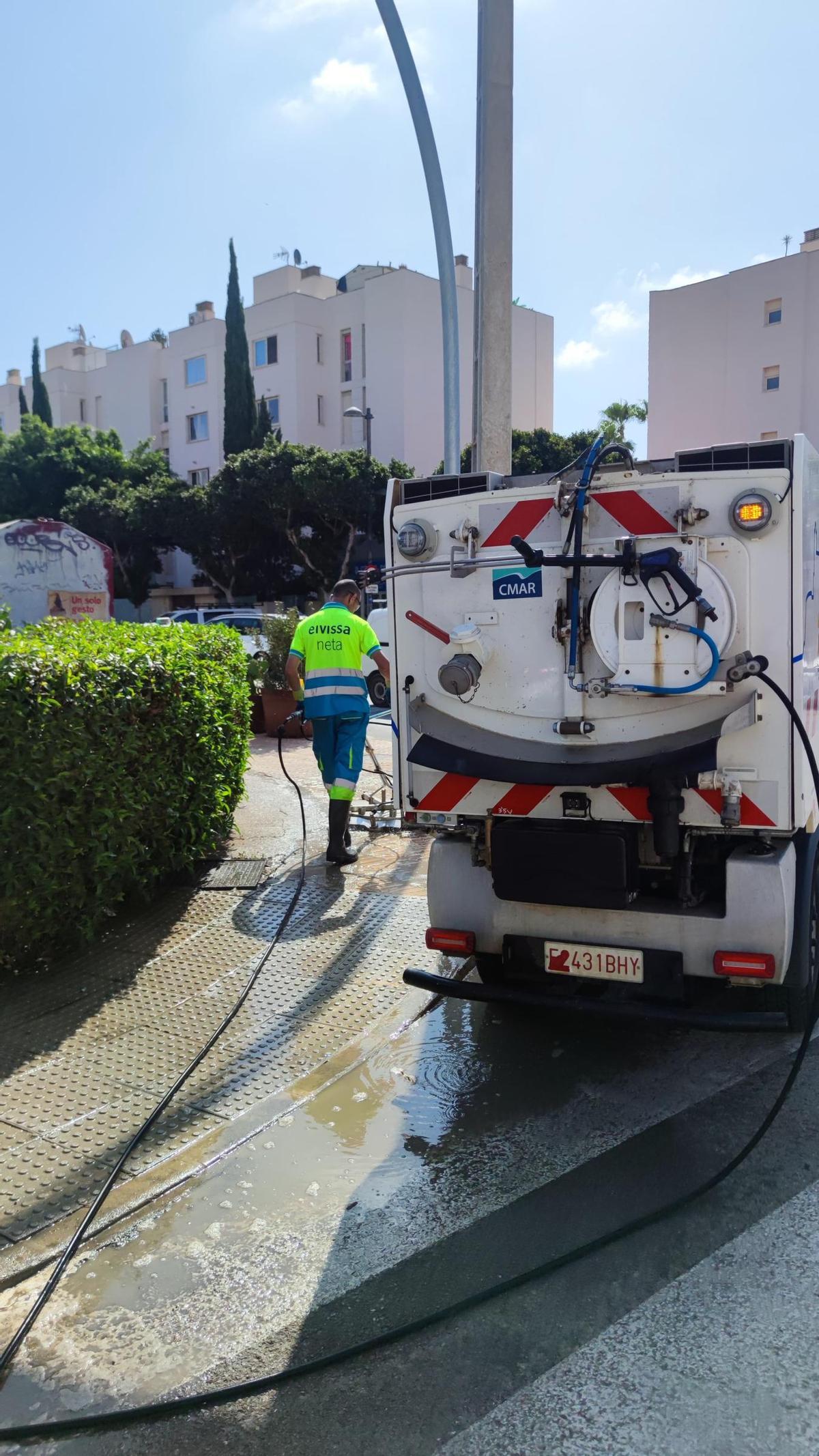 Limpieza en una calle de Ibiza