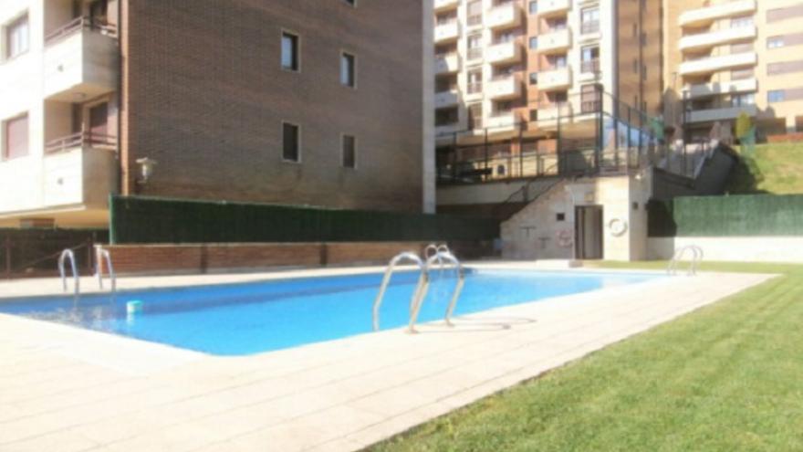 Piso en venta en el centro de Oviedo con balcón, piscina y zonas verdes.