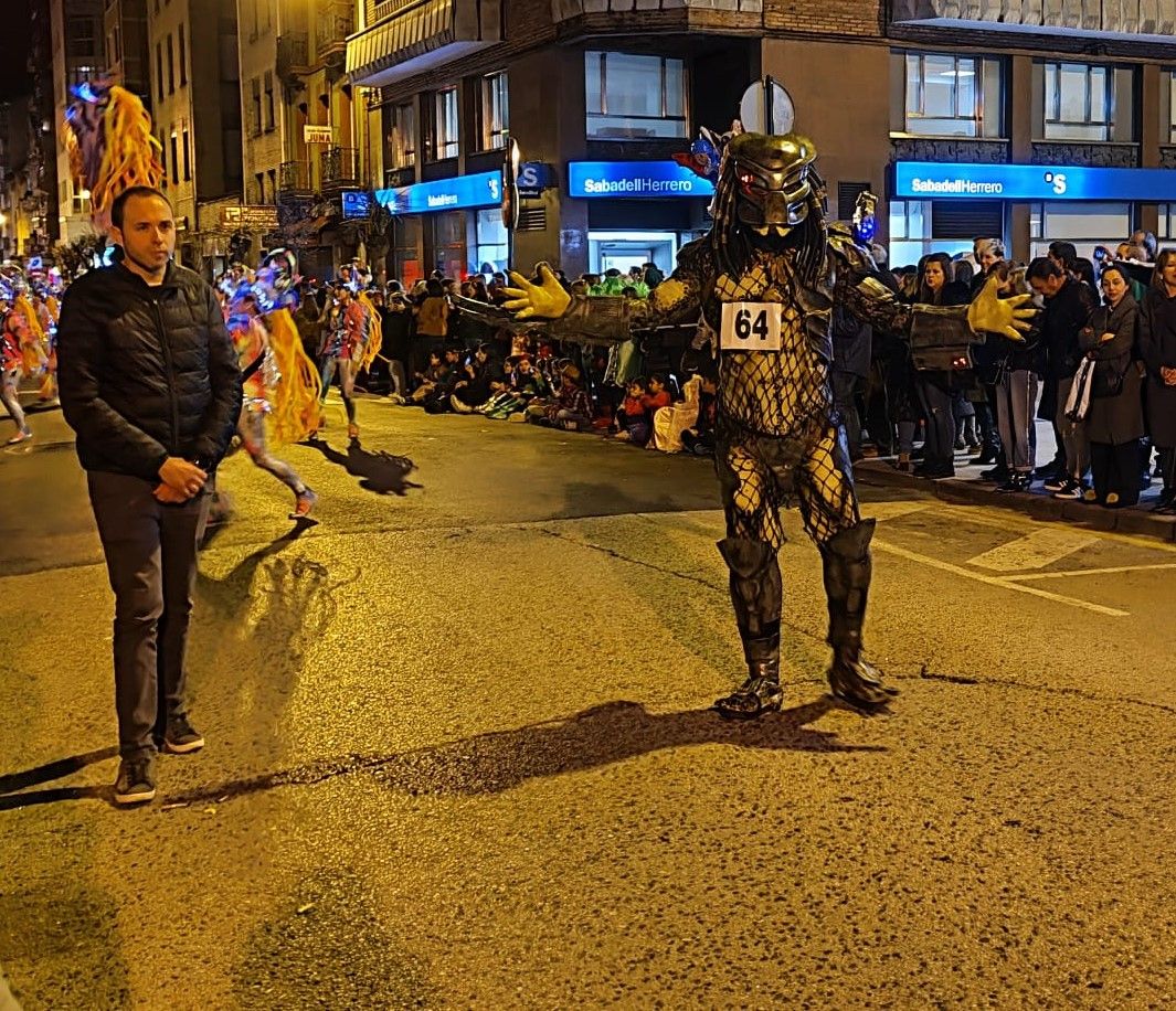 Así es el Antroxu de Mieres, con la truchona, Abba y hasta Depredador por las calles