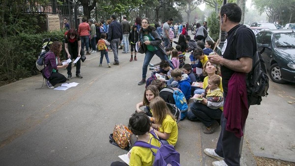 Padres de la Escola del Bosc protestan el primer día de las pruebas de tercero de primaria.