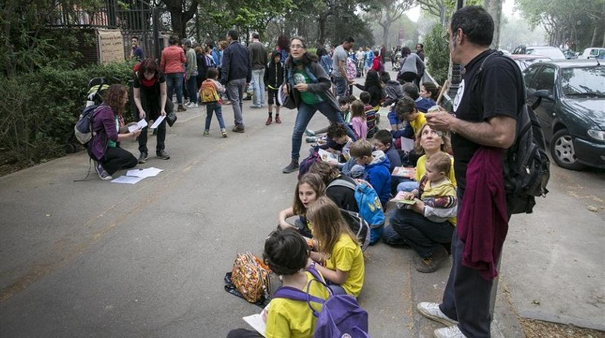 Pares de la Escola del Bosc protesten el primer dia de les proves de tercer de primària.