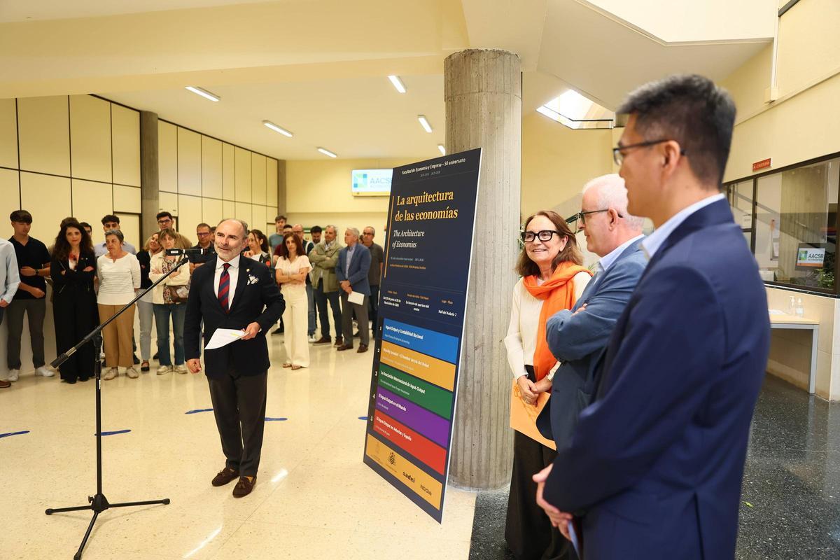 Intervención del rector Villaverde en presencia de Benavides, Lomba y Feng.