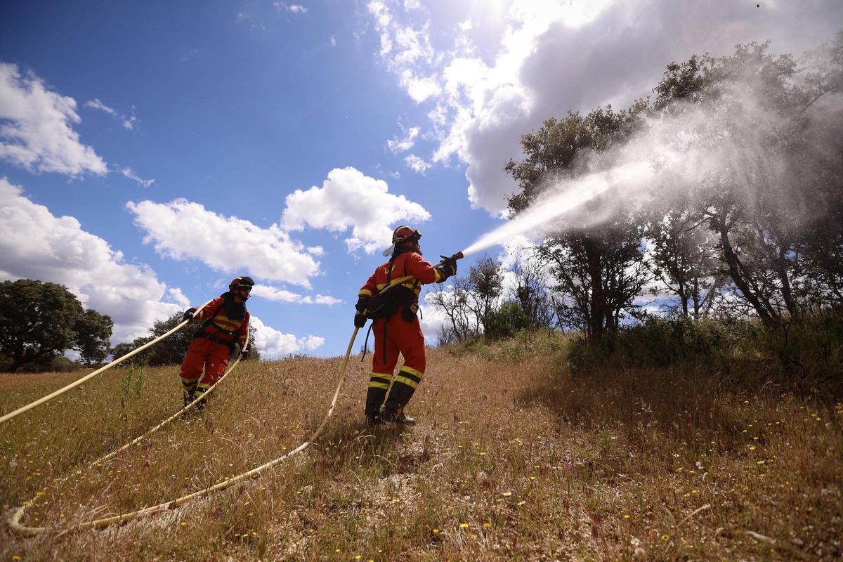 Dos soldados de la UME realizan parte del ejercicio de preparación para la lucha contra los incendios.