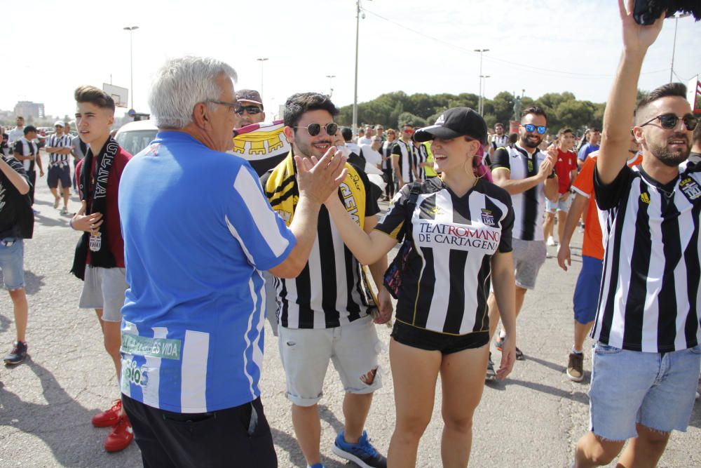 Multitudinaria llegada del FC Cartagena