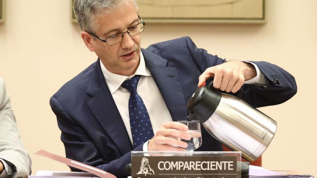 Hernández de Cos se serveix aigua abans de comparèixer. | EUROPA PRESS