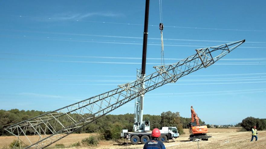 Red Eléctrica ja tira a terra les torres de la línia de 132 kV entre Juià i Santa Llogaia que es va compactar amb la MAT