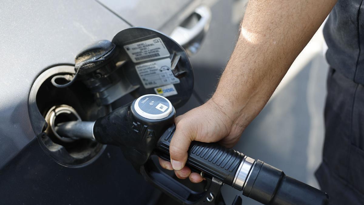 Un cliente reposta en una gasolinera de Madrid