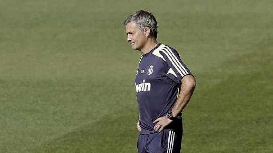 Mourinho, durante el entrenamiento de ayer. / emilio naranjo