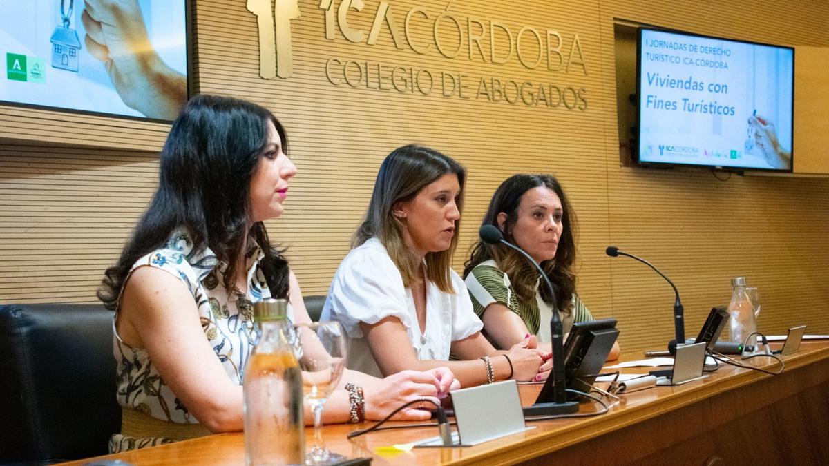 Purificación Joyera, Lourdes Capdevilla y Nuria Cular, en la presentación de las jornadas del Colegio de Abogados.