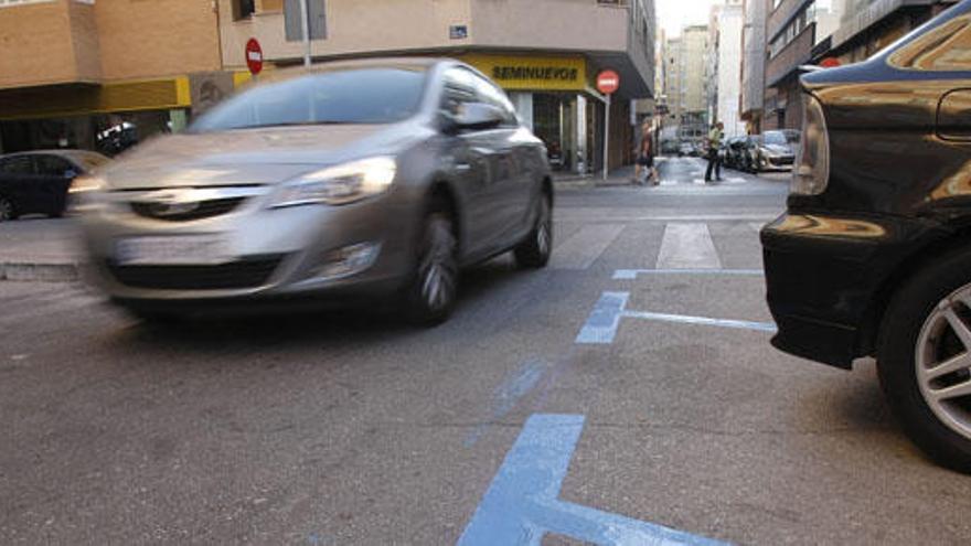 Una calle de Málaga con aparcamientos en zona azul.
