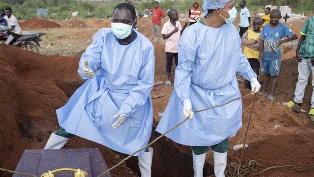 Dos homes enterren un mort per Ebola, dimarts a l’RDC. | DIEUDONNE DIROLE / EFE