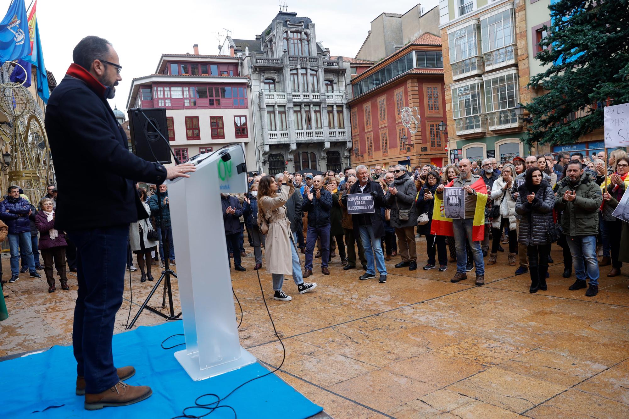 EN IMÁGENES: Vox exige elecciones generales al grito de "Sánchez vete ya" en la plaza del Ayuntamiento de Oviedo