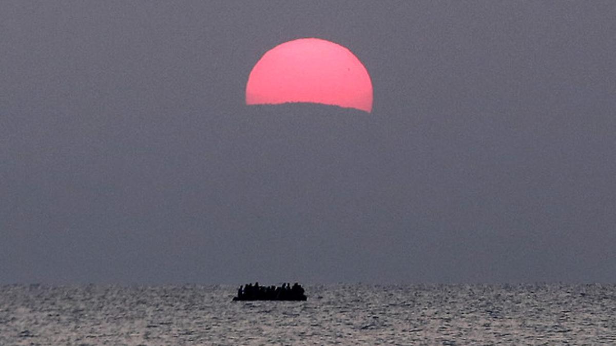 Imagen de archivo de un barco lleno de refugiados, cerca de la isla griega de Kos.