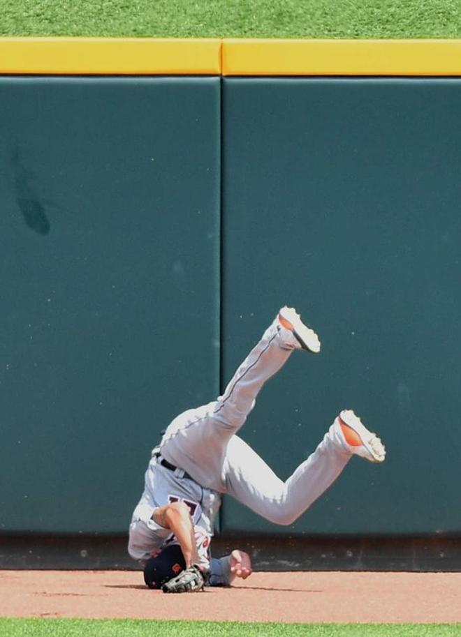 JaCoby Jones # 21 de los Tigres de Detroit cae al suelo tras la recepción de la pelota.