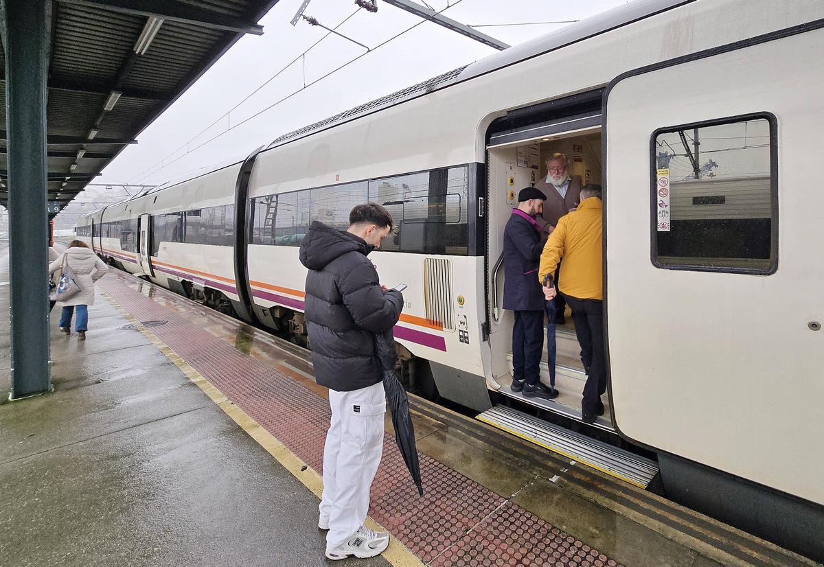 Viajeros en la estación de tren de Vigo-Guixar durante la segunda jornada de huelga