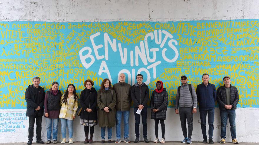 Olot inaugura un mural per a reivindicar la diversitat lingüística