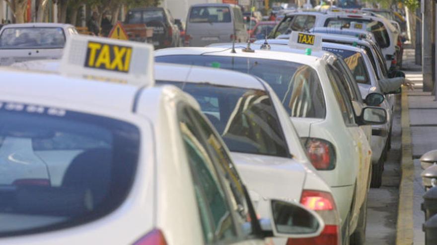 Varios taxis esperan clientes, estacionados en una parada de Vila.