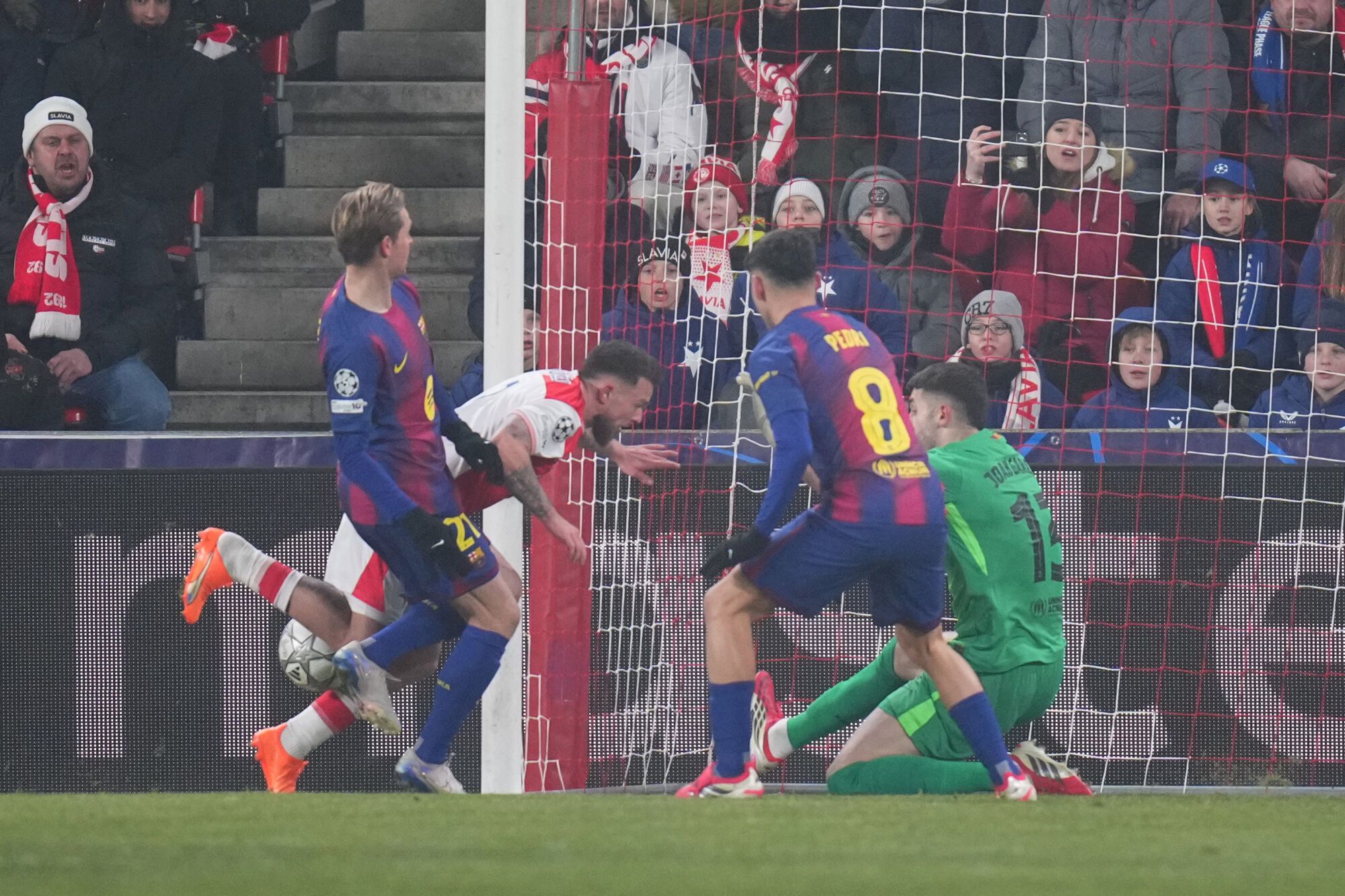 Slavia's Vasil Kusej, second left, scores his side's opening goal during the Champions League opening phase soccer match between Slavia Prague and Barcelona in Prague, Czech Republic, Wednesday, Jan. 21, 2026. (AP Photo/Petr David Josek). EDITORIAL USE ONLY/ONLY ITALY AND SPAIN