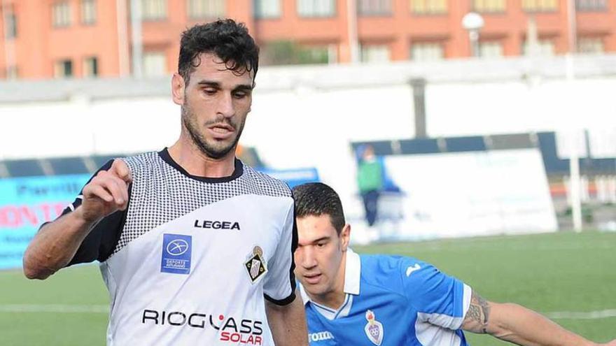 Annunziata controla el balón ante el mierense del Covadonga Chapi.