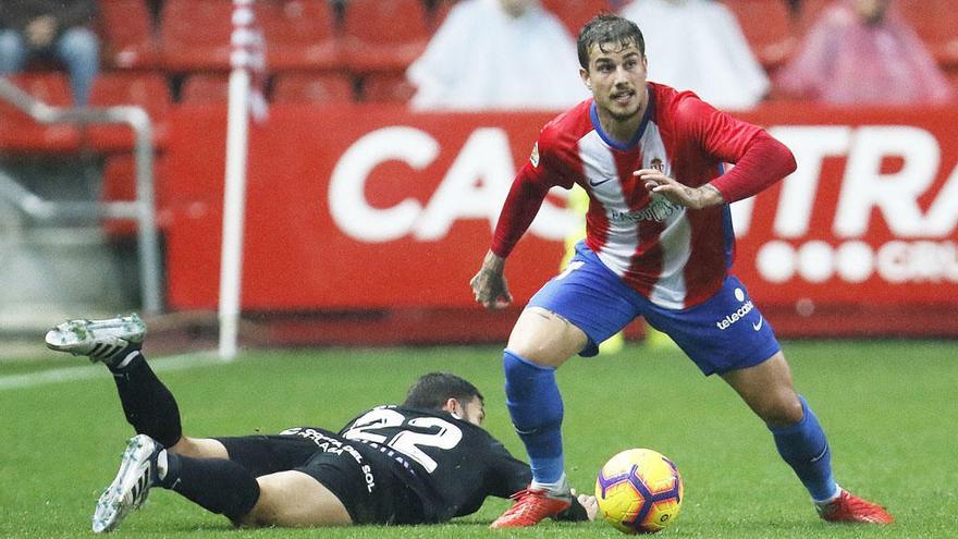 El malagueño Dani Pacheco, en el partido contra el Sporting, donde acaba por los suelos en una jugada.