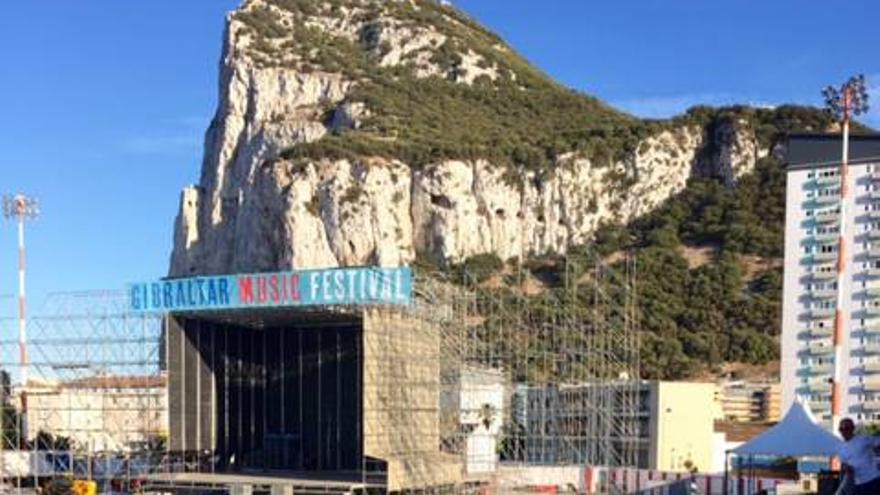 Escenario principal en el Victoria Stadium de Gibraltar. / El Correo