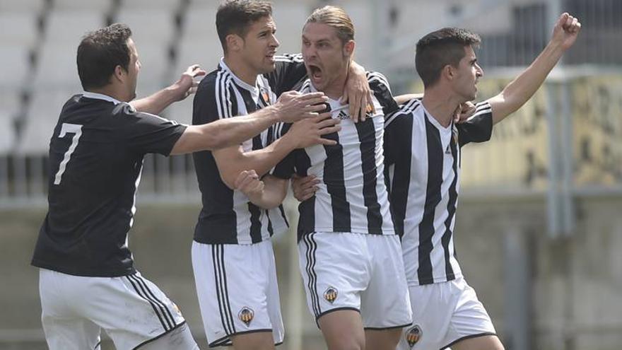 El Castellón supera al líder Eldense y acaricia la permanencia (2-0)