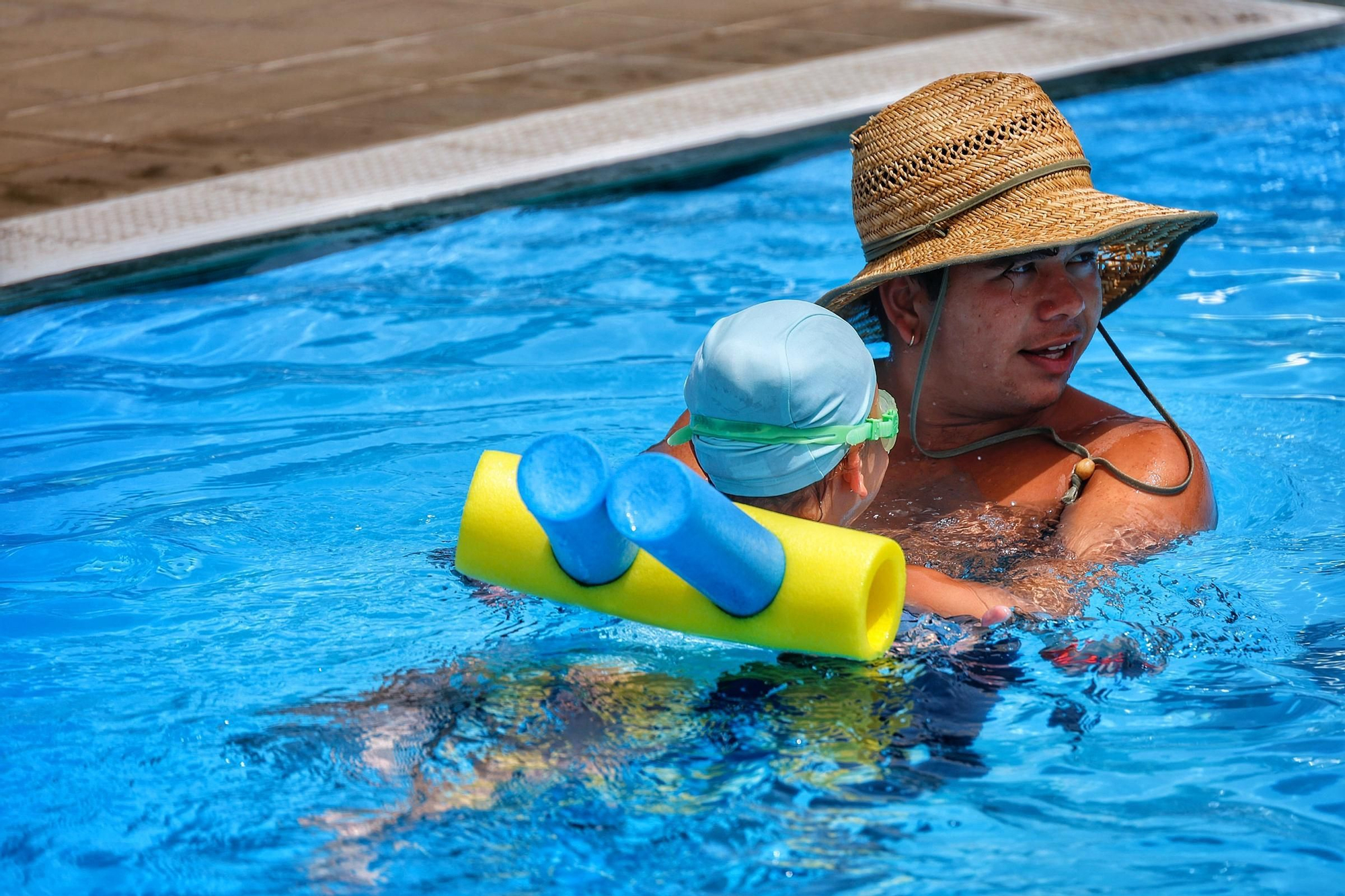Visita a los cursillos de natación en la piscina Acidalio Lorenzo
